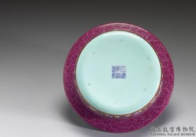 图片[3]-Lidded spittoon in yang-ts’ai enamels with incised pattern of flower brocade 1741 (Ch’ien-lung reign)-China Archive